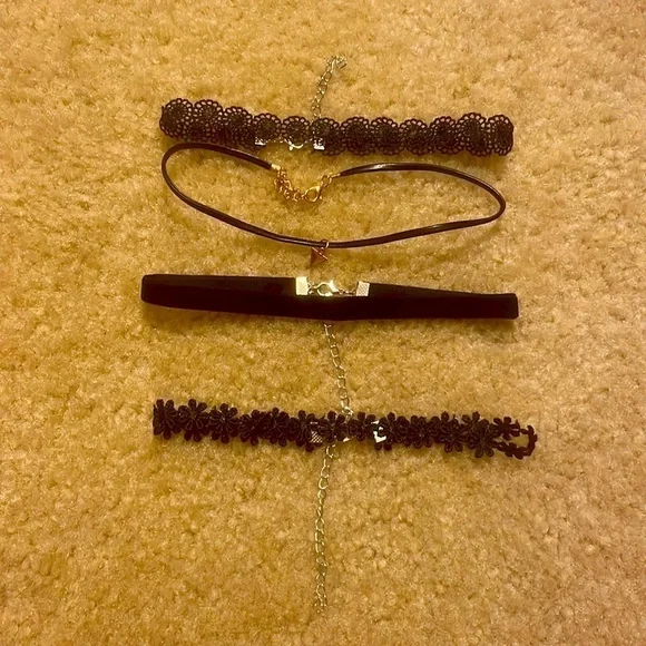 NIB FOUR PIECE WOMENS JEWELRY BLACK CHOCKER NECKLACE LAYERING BUNDLE - Picture 3 of 5